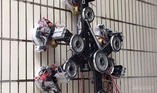 Вакуумный робот может передвигаться по любым вертикальным поверхностям (2 фото)