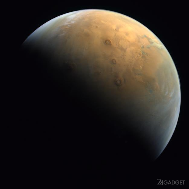 Космическая станция ОАЭ прислала цветную фотографию Марса в высоком разрешении (2 фото)