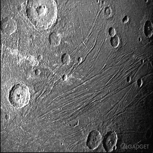 Опубликованы снимки NASA естественного спутника Юпитера Ганимеда (3 фото)