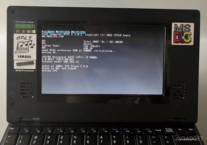 Представлен "ретро" мини-ноутбук с процессором Intel 8088 и MS-DOS на борту (6 фото)