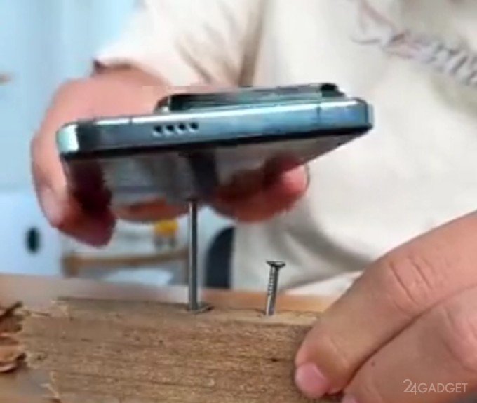 Xiaomi 14 Pro вместо молотка забивает гвозди (видео)