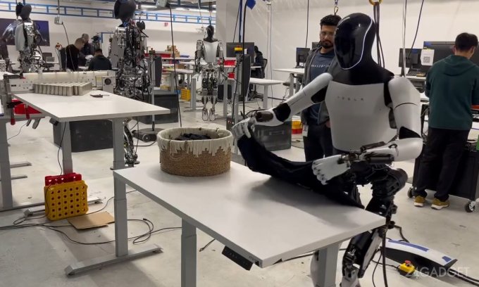 Илон Маск показал, как человекоподобный робот Tesla Optimus складывает футболку на столе (видео)