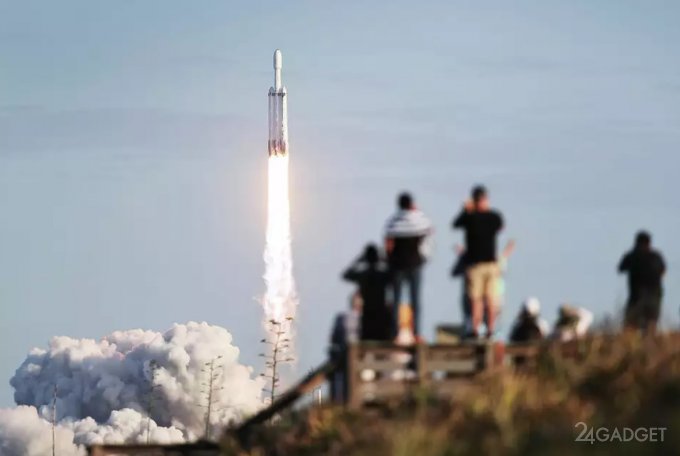SpaceX открыла бронирование путёвок на МКС, Луну и Марс