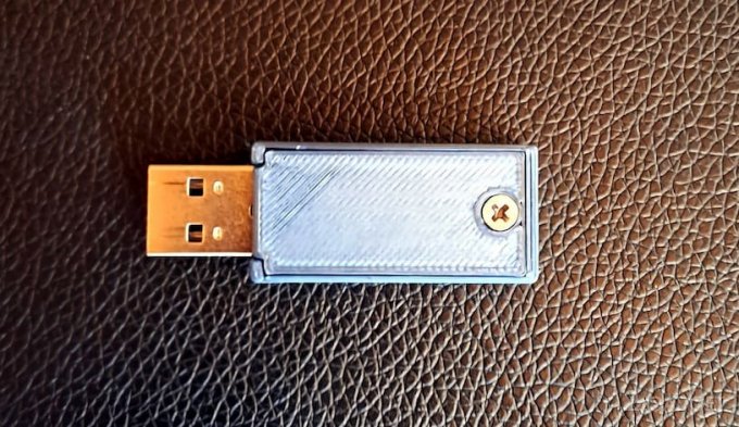 Представлена неубиваемая USB-флэшка объёмом 8 КБ (3 фото)