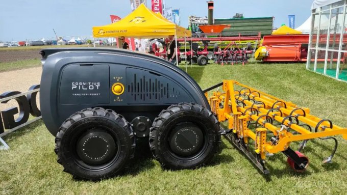 В России представили первый в мире полностью беспилотный робот-трактор (3 фото)