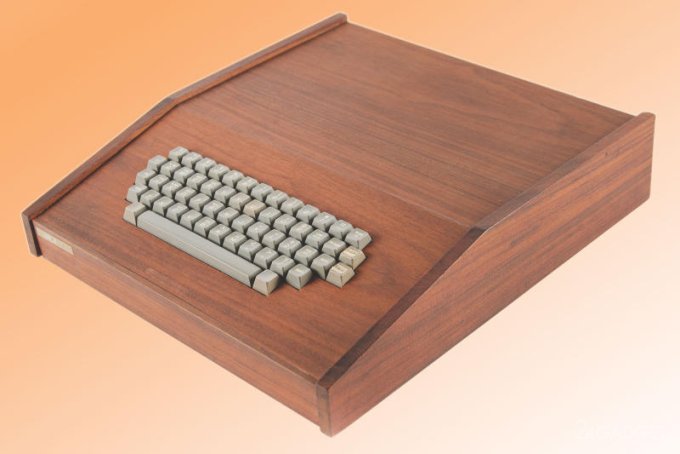 Один из девяти компьютеров Apple-1 в оригинальном деревянном корпусе выставили на аукцион (4 фото)