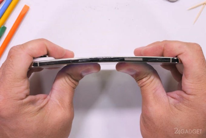 Apple не обманула: iPhone Air подтвердил статус самого прочного смартфона компании (видео)