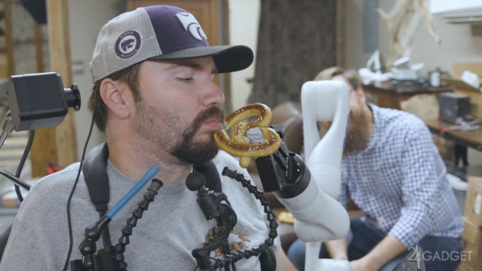 Парализованный пациент с чипом Neuralink научился управлять роборукой силой мысли