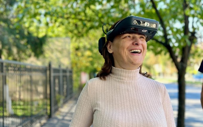 Шестикамерные ИИ-очки помогают незрячим перемещаться (видео)