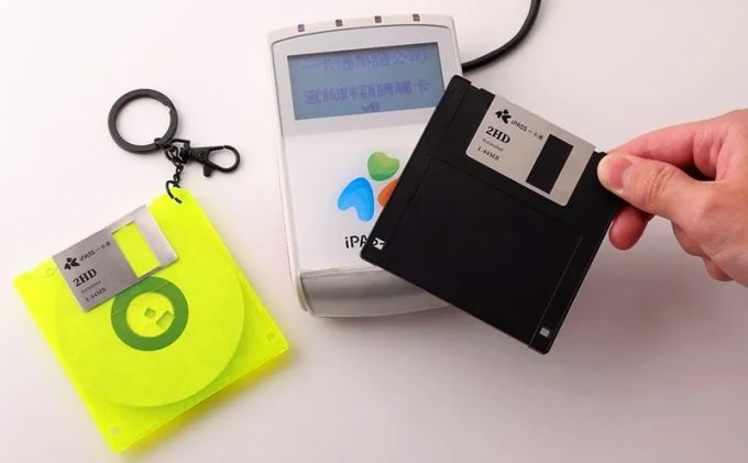 В Тайване выпустили платёжную карту в виде 3,5-дюймовой дискеты в масштабе 1:1 (4 фото)