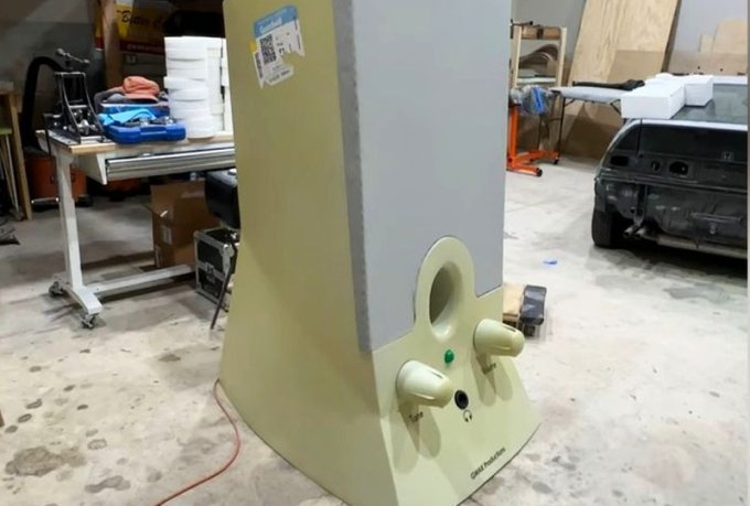 Ту самую компьютерную колонку из 90-х увеличили до человеческого роста