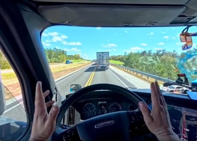 Дальнобойщик установил в кабину дорогой ПК с рулём, чтобы играть в гонки в пробках (5 фото)